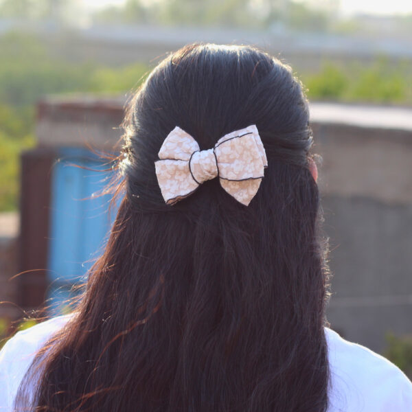 Hairstyle-in-korean-bow-hair-clip