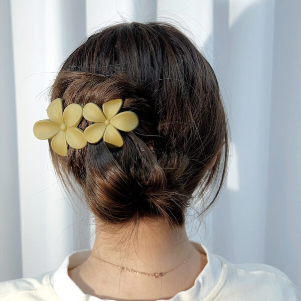 Hairstyle-using-floral-hair-clip